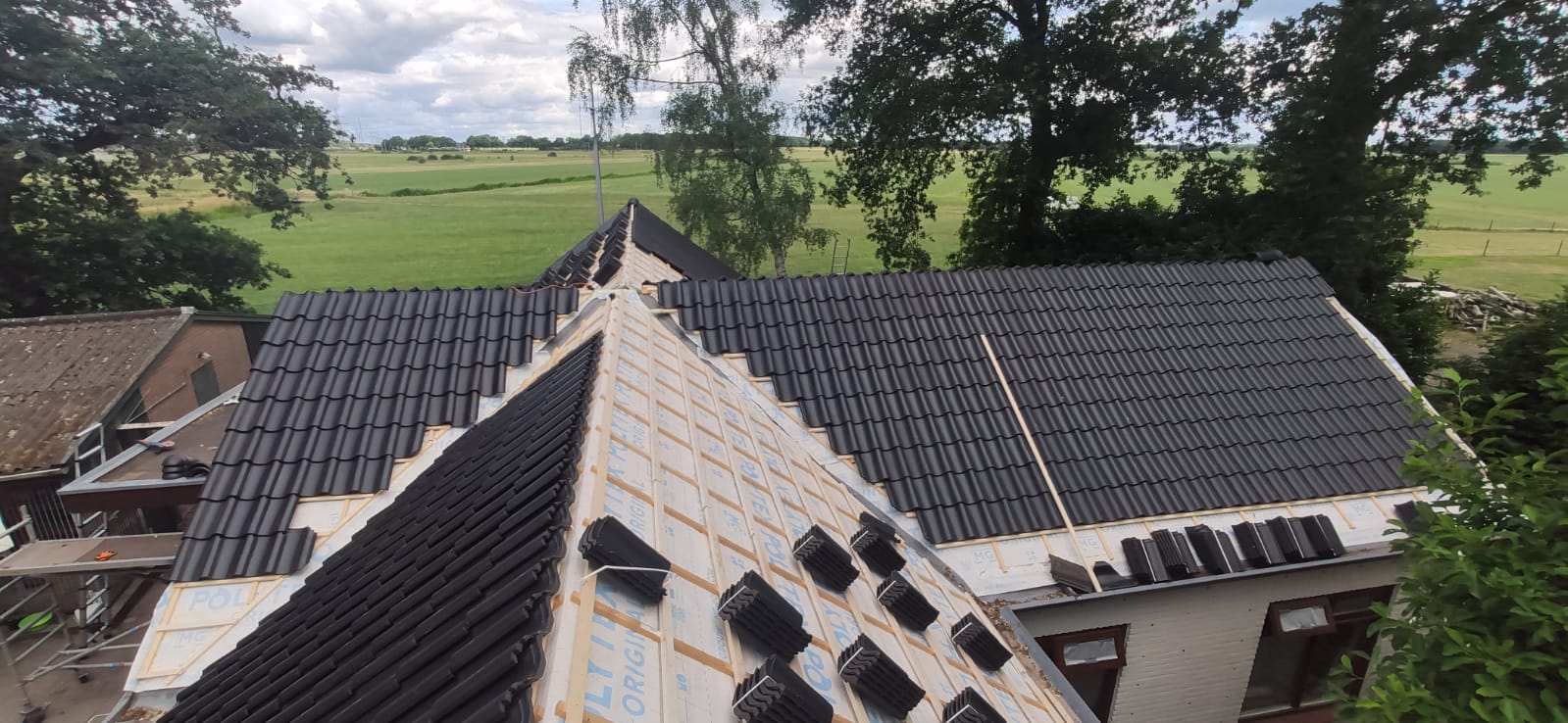 Dakrenovatie – Wanneer is Uw Dak Toe aan Vernieuwing?